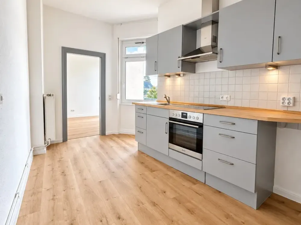 Sanierte 3-Zimmer-Wohnung mit hohen Decken, Balkon und Einbauküche