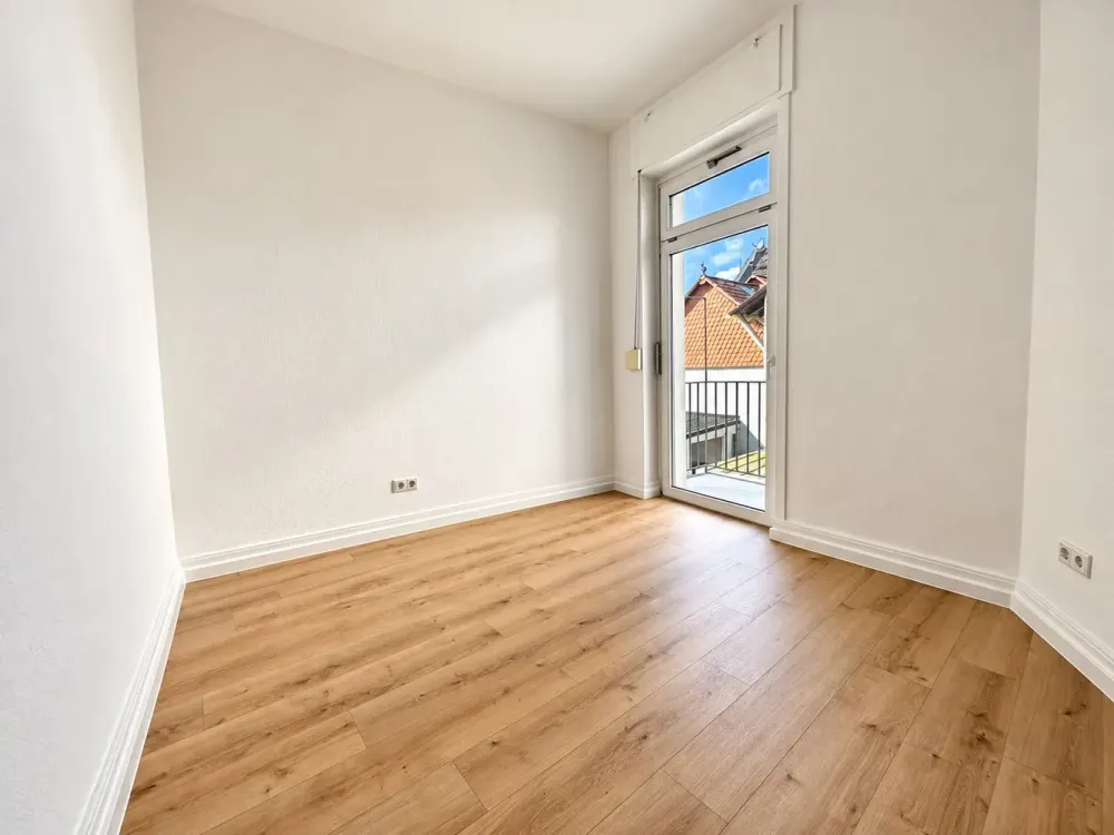 Sanierte 3-Zimmer-Wohnung mit hohen Decken, Balkon und Einbauküche