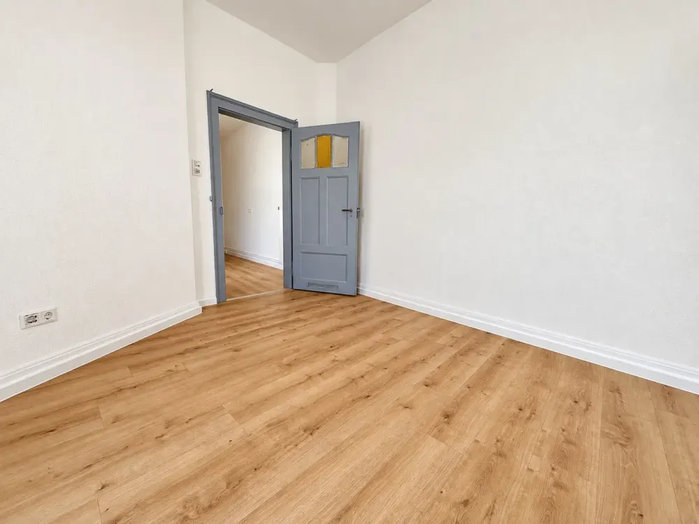 Sanierte 3-Zimmer-Wohnung mit hohen Decken, Balkon und Einbauküche