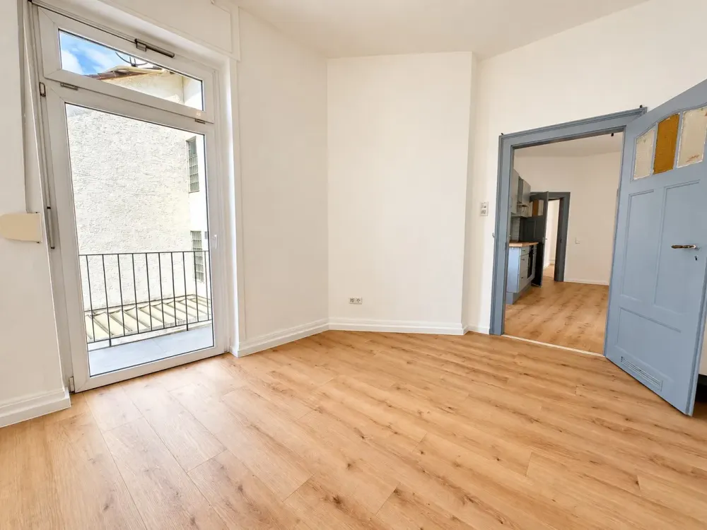 Sanierte 3-Zimmer-Wohnung mit hohen Decken, Balkon und Einbauküche