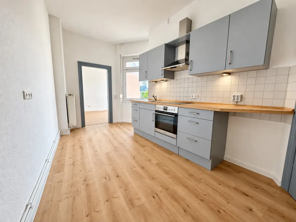 Sanierte 3-Zimmer-Wohnung mit hohen Decken, Balkon und Einbauküche