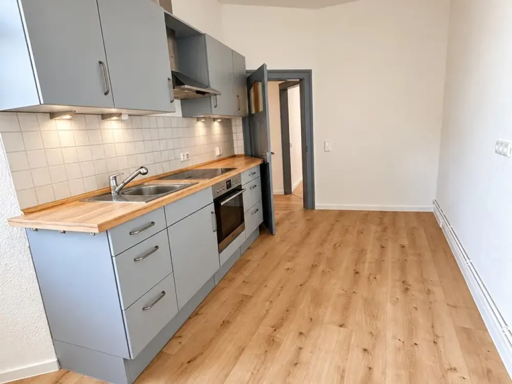 Sanierte 3-Zimmer-Wohnung mit hohen Decken, Balkon und Einbauküche