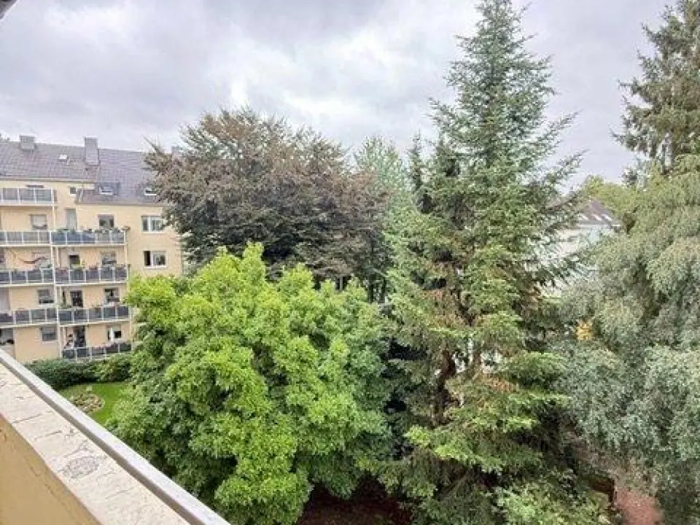 5-Raum-Wunder mit 2 Bädern und Balkon im Saarlandstraßen-Viertel!