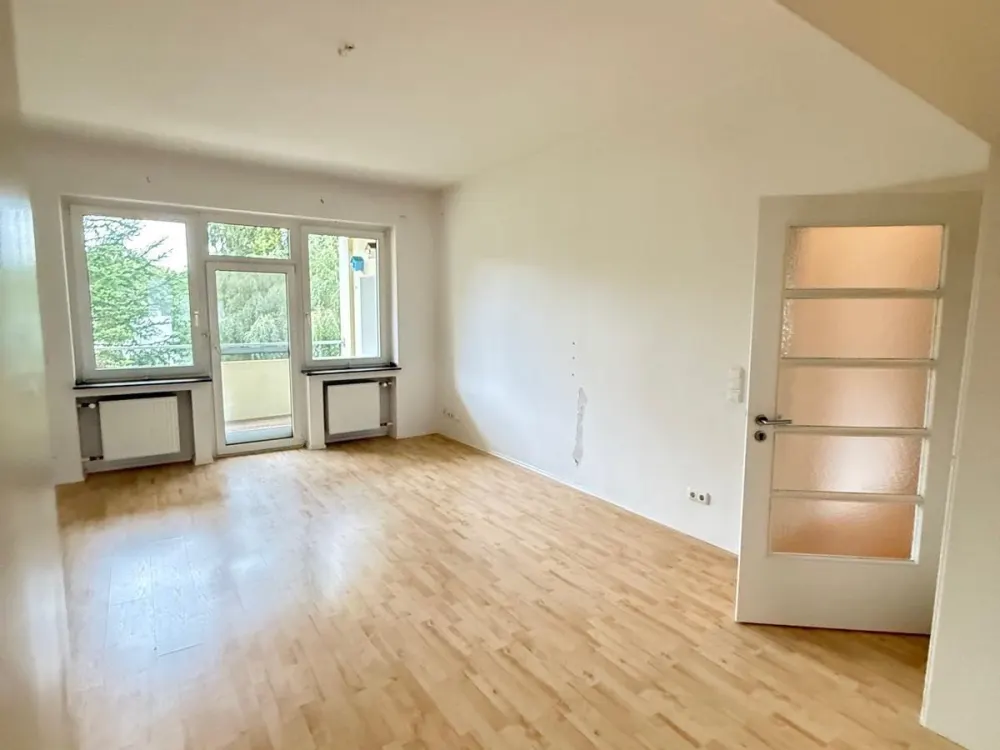 5-Raum-Wunder mit 2 Bädern und Balkon im Saarlandstraßen-Viertel!