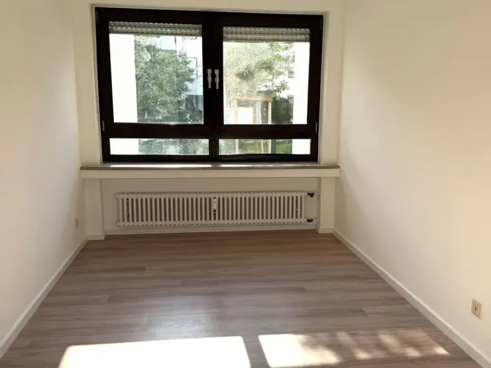 Modern sanierte 4- Zimmer- Terrassenwohnung mit Gartenblick in München