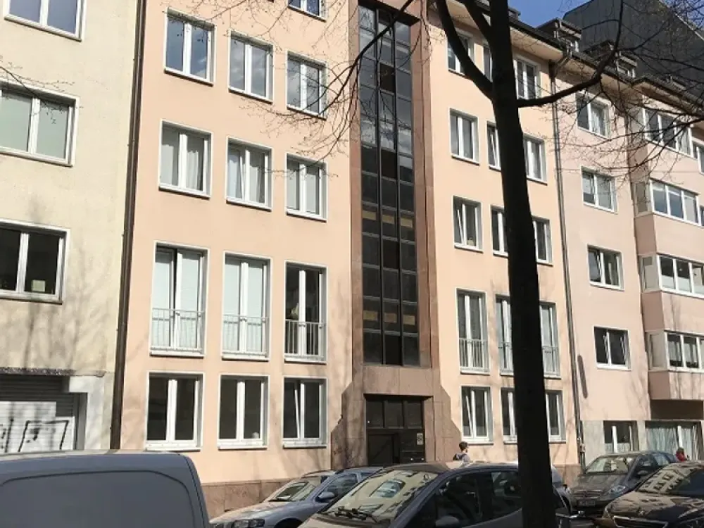 Commission-free - like-new modernized 3-room apartment near Volksgarten