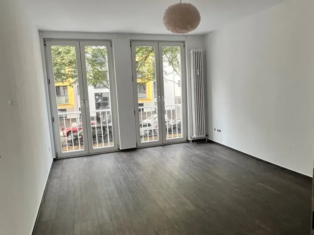 Commission-free - like-new modernized 3-room apartment near Volksgarten