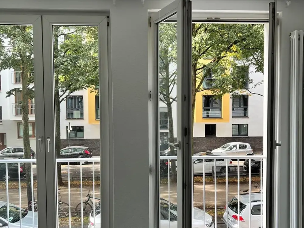 Commission-free - like-new modernized 3-room apartment near Volksgarten