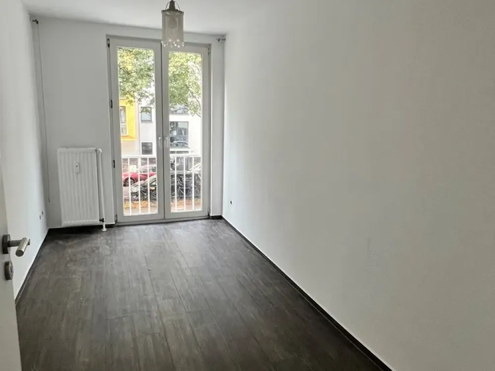 Commission-free - like-new modernized 3-room apartment near Volksgarten