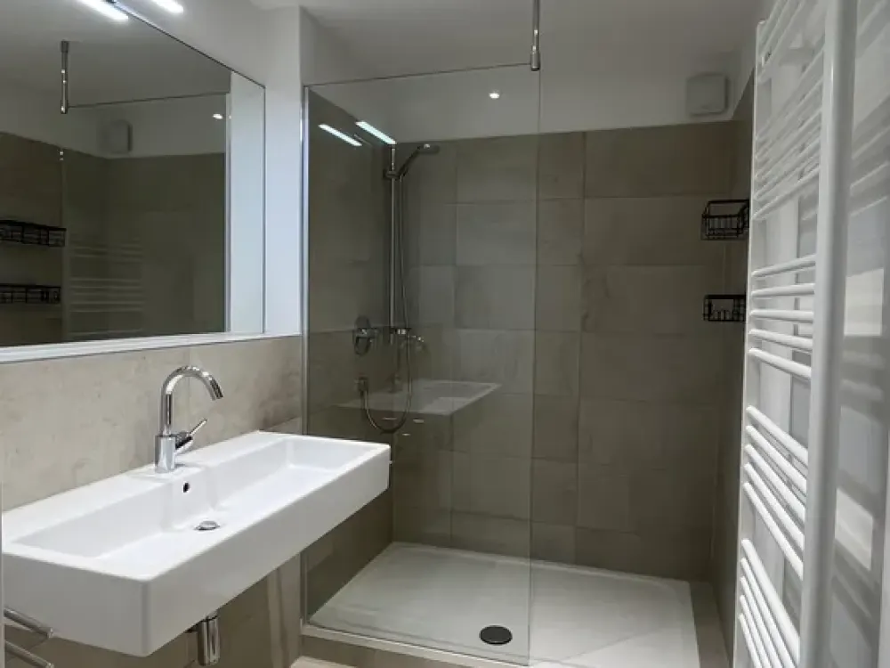 *Sofort--Balkon--EBK--U Bahn--Parkett--sep. WC*