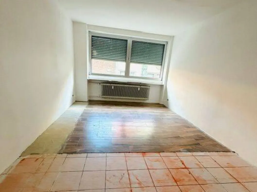 Right in the Middle Instead of Just Being There, Renovated 2-Room Apartment with Balcony and Elevator in Saarbrücken City Center