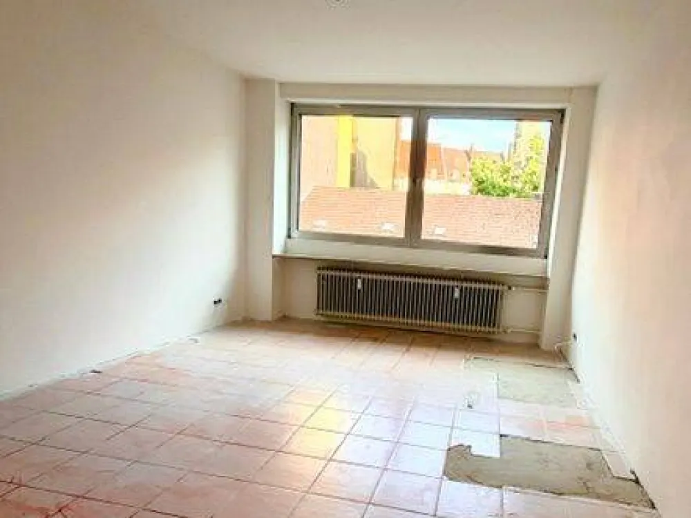 Right in the Middle Instead of Just Being There, Renovated 2-Room Apartment with Balcony and Elevator in Saarbrücken City Center