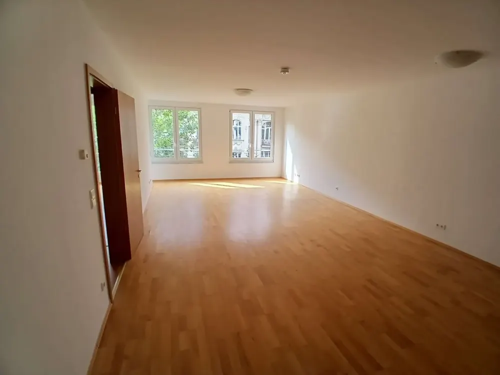 Urbanes Wohnen mit Flair, Helle Wohnung mit Balkon im Herzen der Stadt
