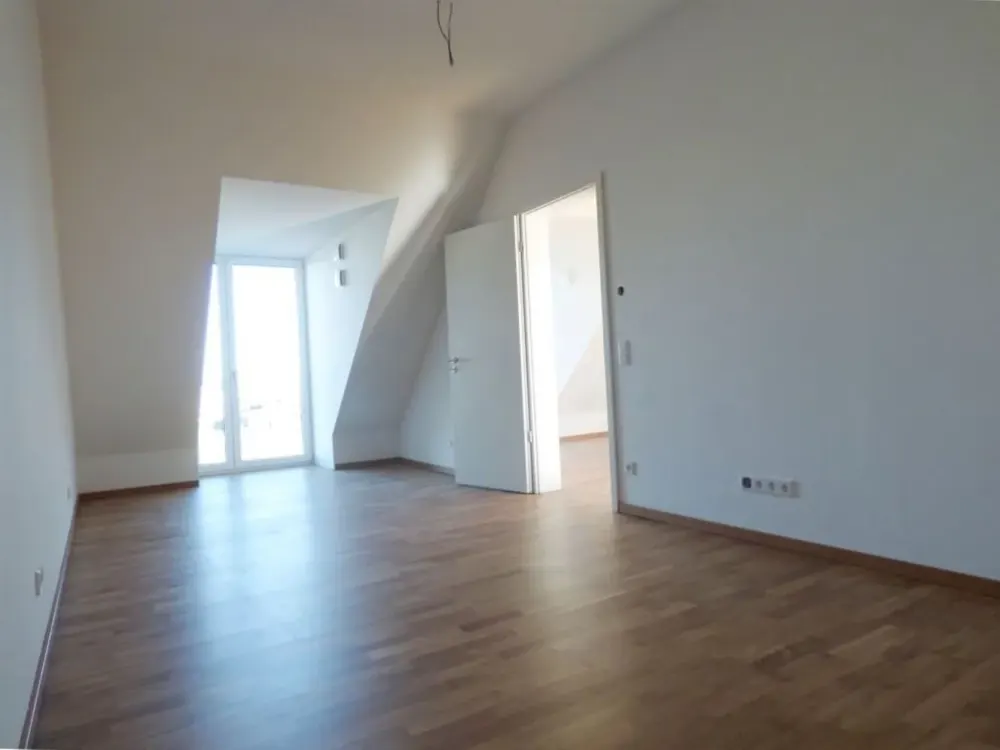 Großzügige 2 Zi. DG-Whg. | Parkett | FBH | Lift | EBK möglich!