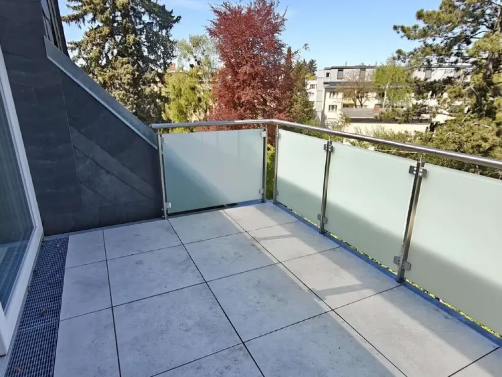 Außergewöhnliche Dachgeschosswohnung mit großer Terrasse in aufwendig sanierter Villa aus dem Jahr 1