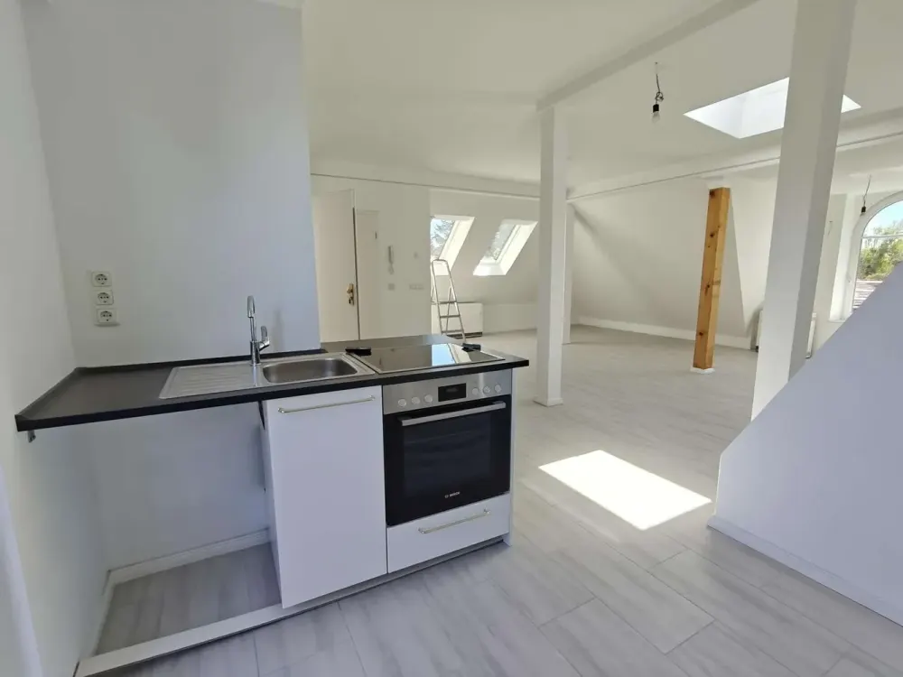 Außergewöhnliche Dachgeschosswohnung mit großer Terrasse in aufwendig sanierter Villa aus dem Jahr 1