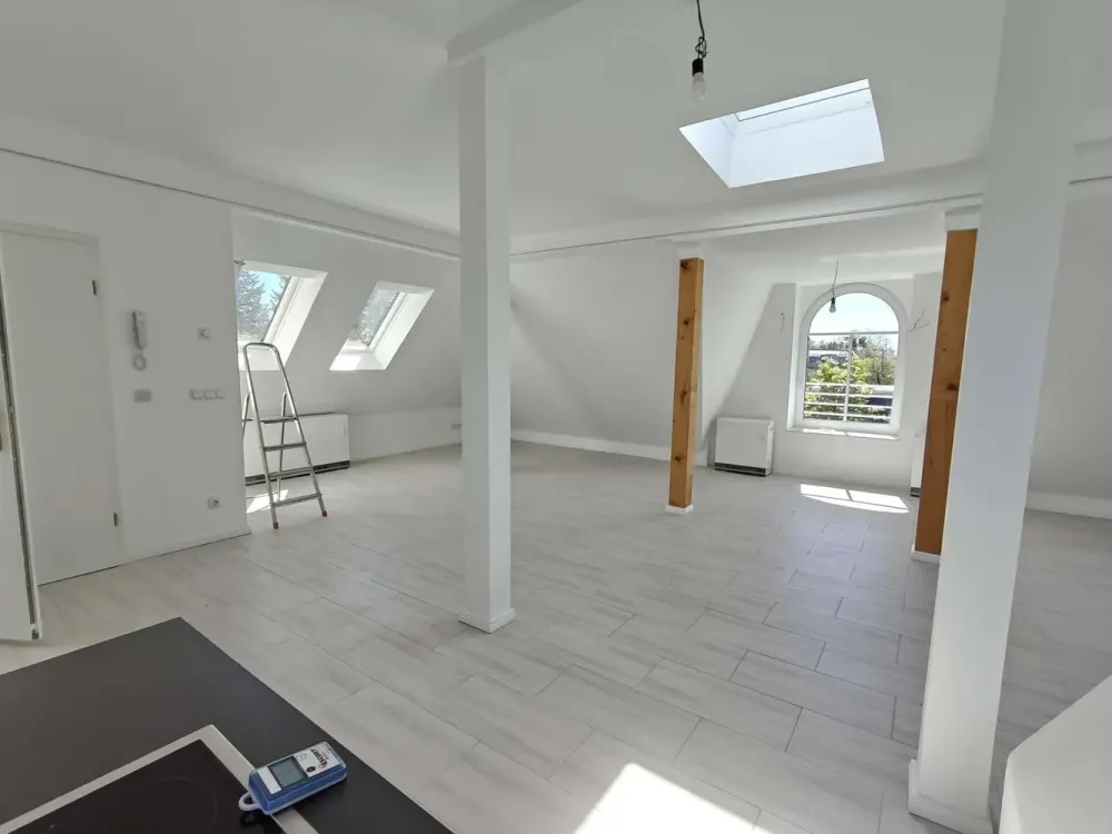 Außergewöhnliche Dachgeschosswohnung mit großer Terrasse in aufwendig sanierter Villa aus dem Jahr 1