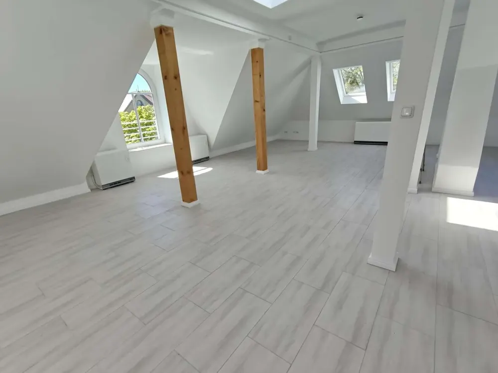 Außergewöhnliche Dachgeschosswohnung mit großer Terrasse in aufwendig sanierter Villa aus dem Jahr 1
