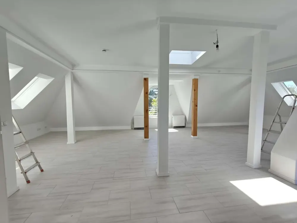 Außergewöhnliche Dachgeschosswohnung mit großer Terrasse in aufwendig sanierter Villa aus dem Jahr 1