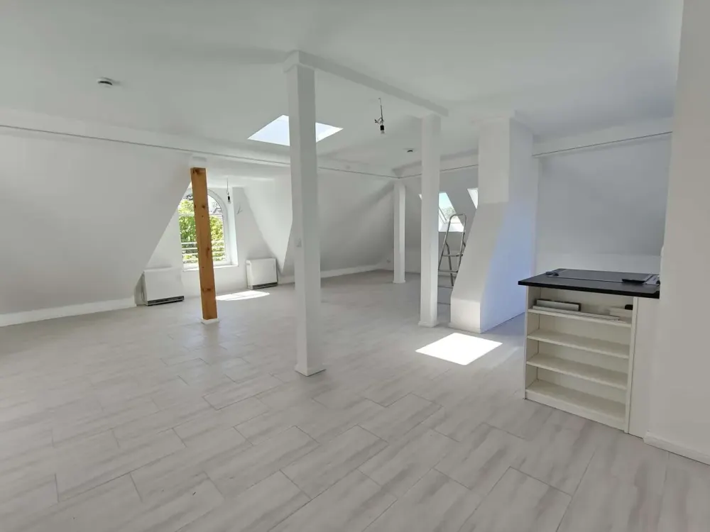 Außergewöhnliche Dachgeschosswohnung mit großer Terrasse in aufwendig sanierter Villa aus dem Jahr 1