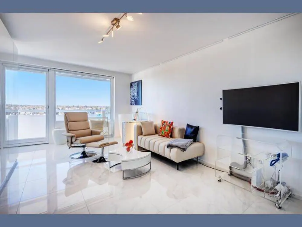 Möbliert: Designapartment mit Alpenblick und Pool