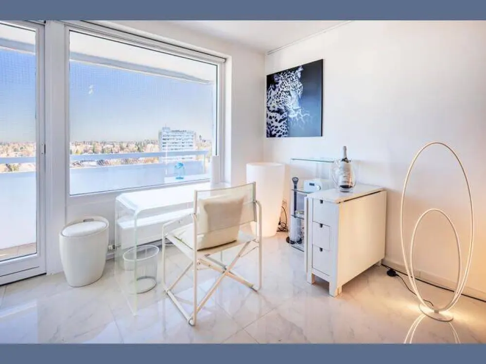 Möbliert: Designapartment mit Alpenblick und Pool