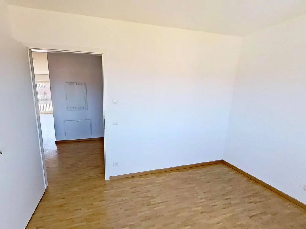 First Occupancy Wheelchair-Accessible 3-Room Apartment with Built-In Kitchen and Loggia