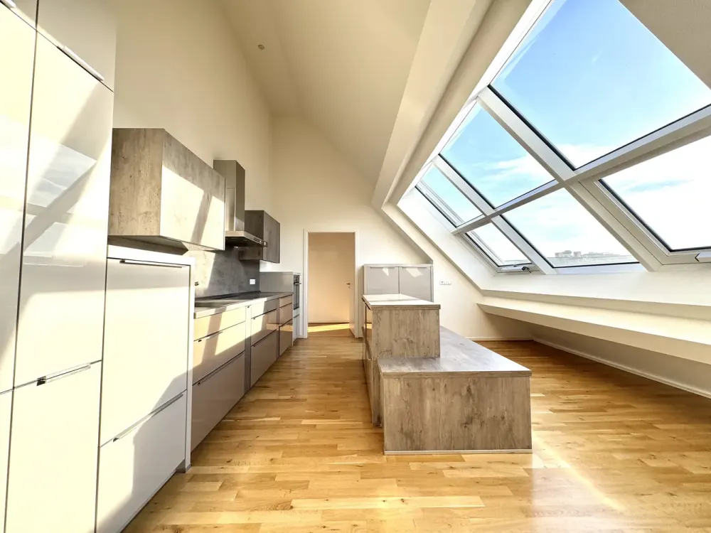 Einzigartige 2,5-Zimmer-Penthousewohnung im Dachgeschoss mit hochwertiger Einbauküche und zwei große