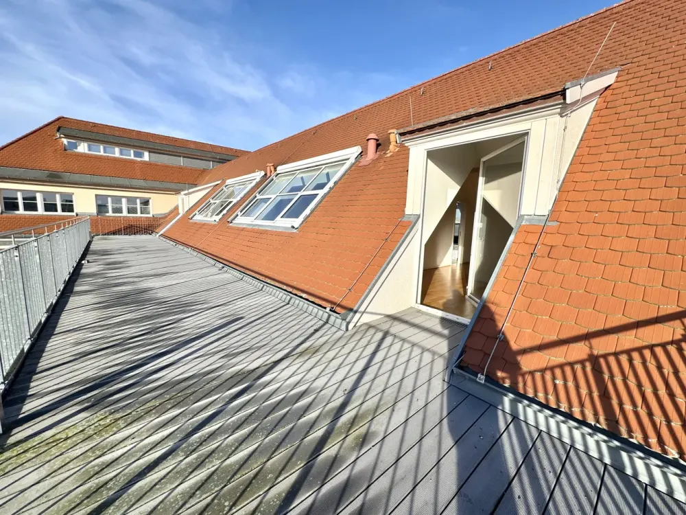 Einzigartige 2,5-Zimmer-Penthousewohnung im Dachgeschoss mit hochwertiger Einbauküche und zwei große