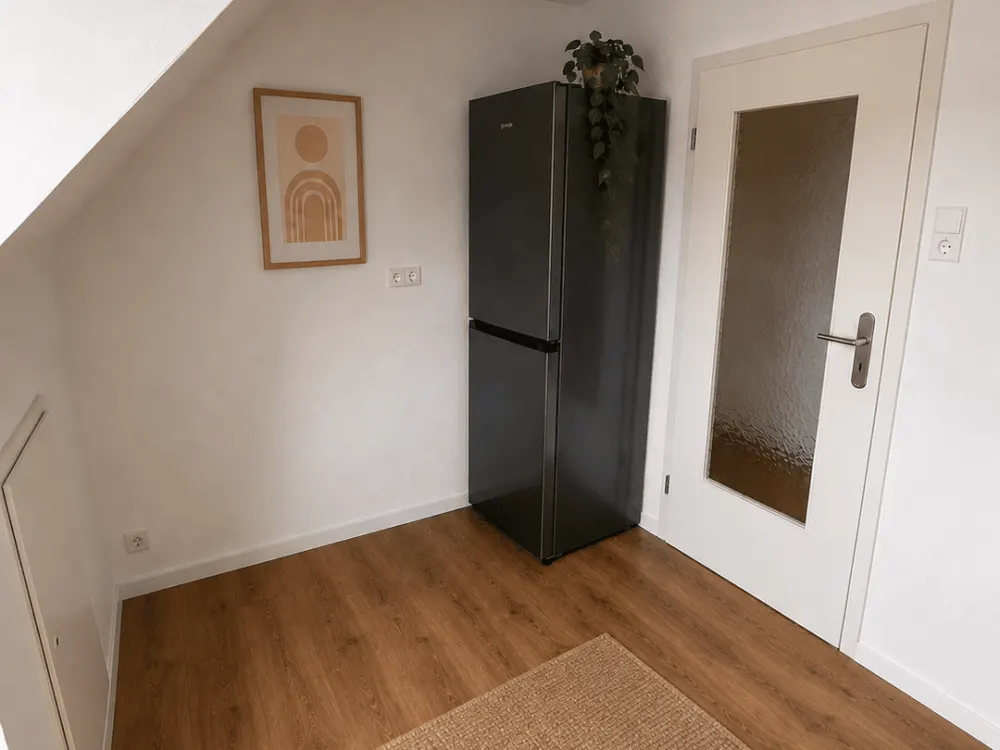 Modernisierte 3-Zimmer-Wohnung mit Wärmepumpe & Klimaanlage, neuer Einbauküche und Stellplatz