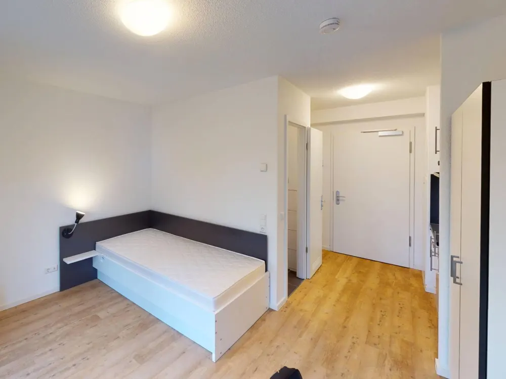 ** Modernes und vollmöbliertes 1-Zimmer-Apartment mit EINBAUKÜCHE, eigenem BALKON und gemeinschaftlicher DACHTERRASSE **