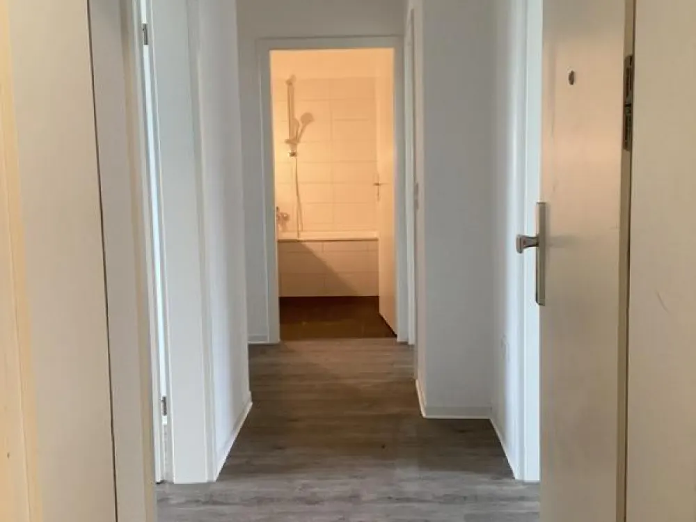 Bald verfügbar. renovierte 3,5 Zimmer mit großem Balkon im 2. OG