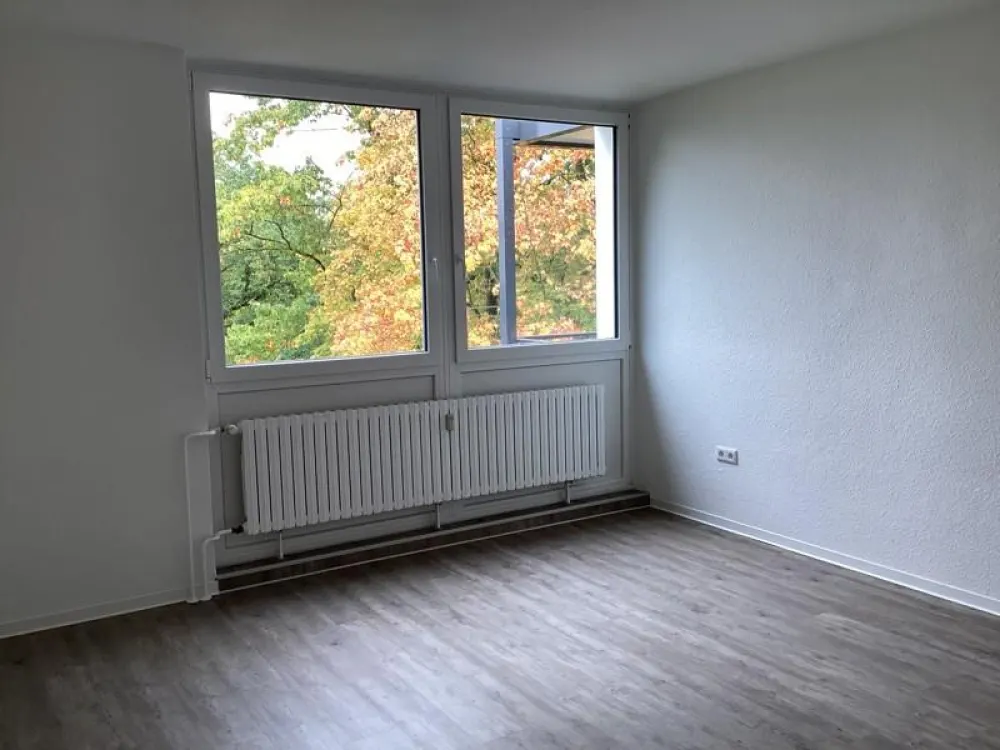 Bald verfügbar. renovierte 3,5 Zimmer mit großem Balkon im 2. OG
