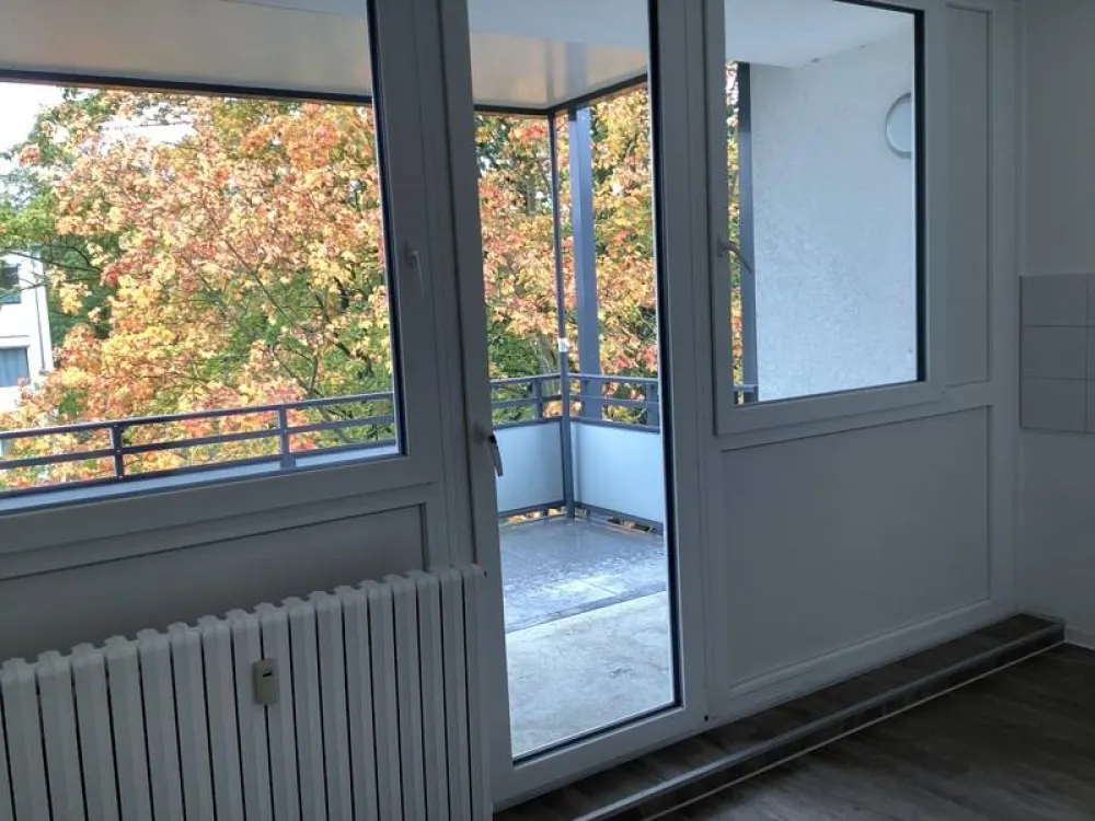 Bald verfügbar. renovierte 3,5 Zimmer mit großem Balkon im 2. OG