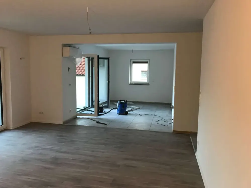 Moderne 3-Zimmer-Wohnung mit offener Wohnküche, Balkon, Garten & Klimaanlage in Stein Deutenbach