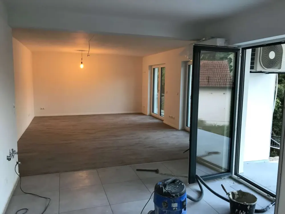 Moderne 3-Zimmer-Wohnung mit offener Wohnküche, Balkon, Garten & Klimaanlage in Stein Deutenbach