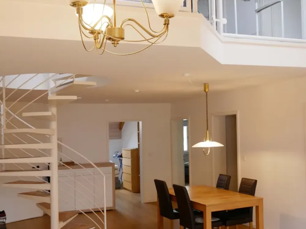 Frankfurt-Hausen: Möblierte 5-Zimmer Wohnung mit großem Balkon