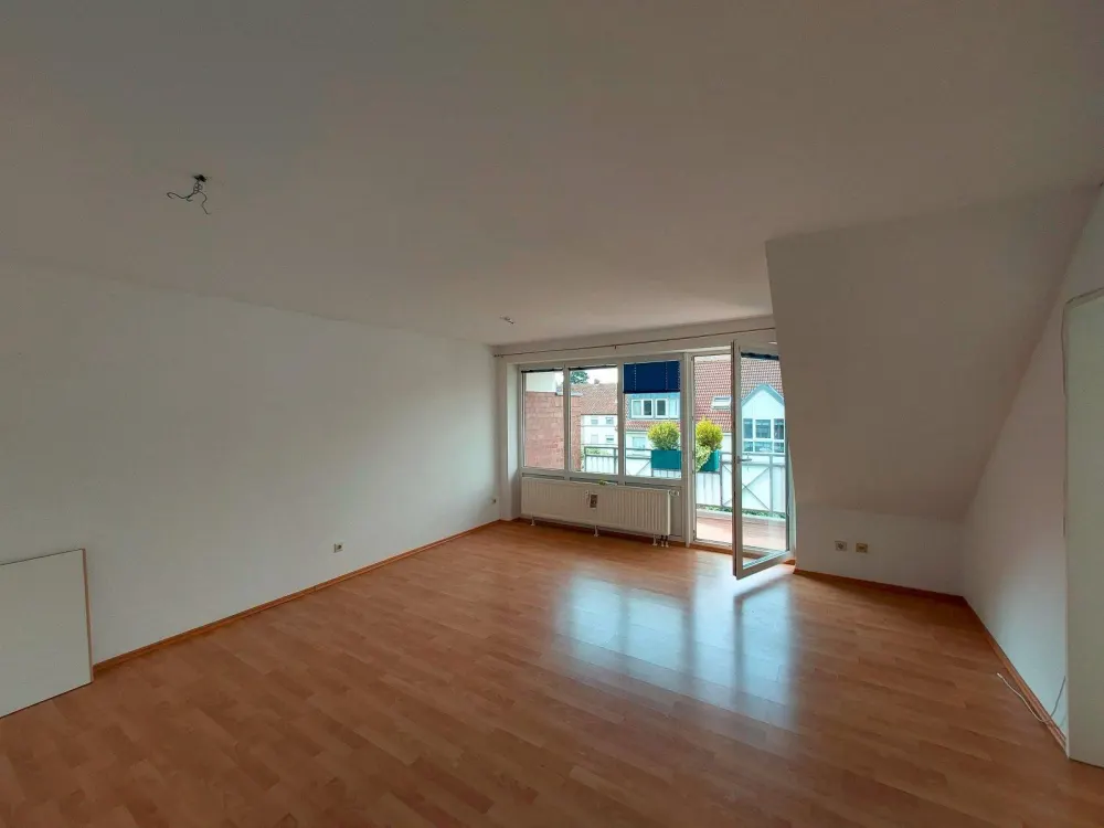 Luftige DG-Wohnung mit Balkon