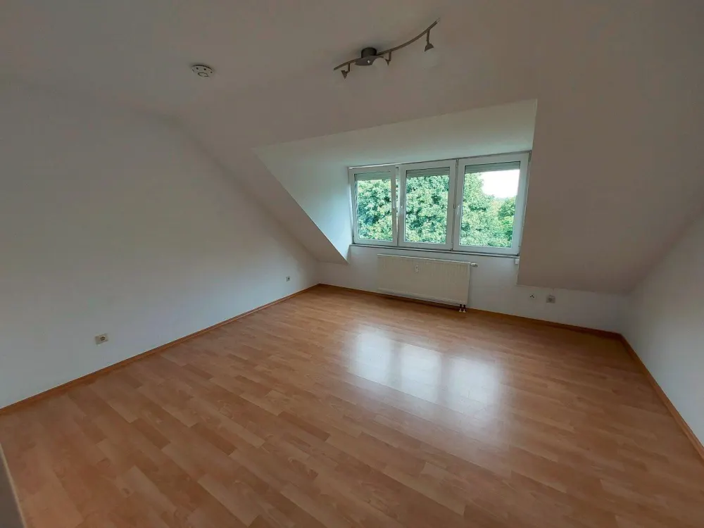 Luftige DG-Wohnung mit Balkon