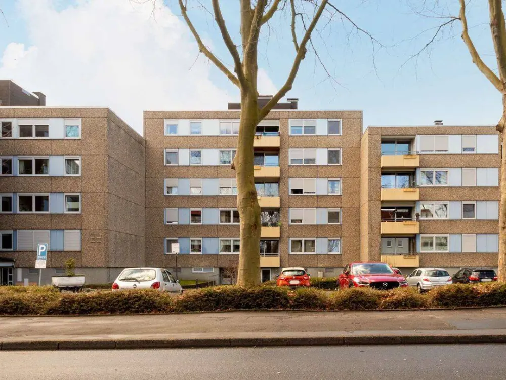 Teilmöblierte ruhige 3 Zimmer Wohnung mit Aufzug und eigenem PKW-Stellplatz