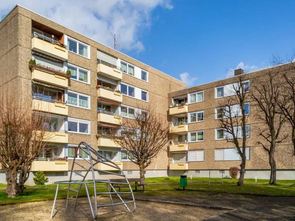 Teilmöblierte ruhige 3 Zimmer Wohnung mit Aufzug und eigenem PKW-Stellplatz
