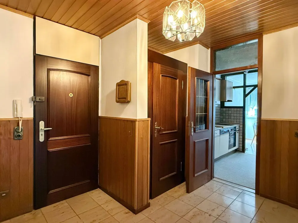 Teilmöblierte ruhige 3 Zimmer Wohnung mit Aufzug und eigenem PKW-Stellplatz