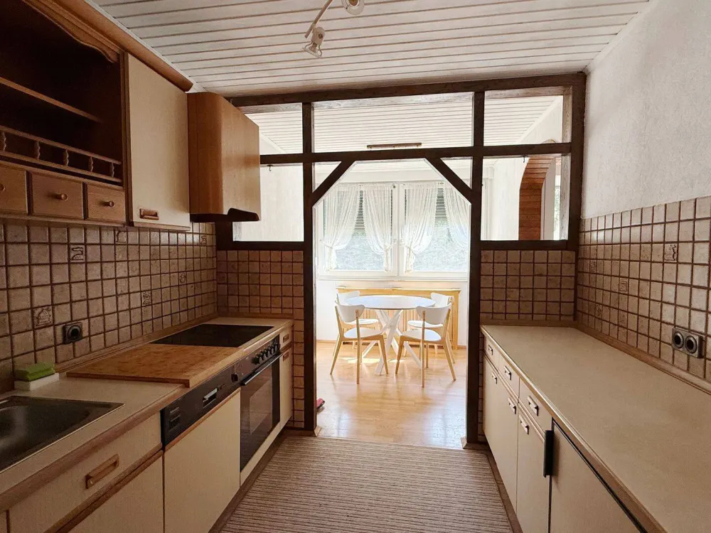 Teilmöblierte ruhige 3 Zimmer Wohnung mit Aufzug und eigenem PKW-Stellplatz