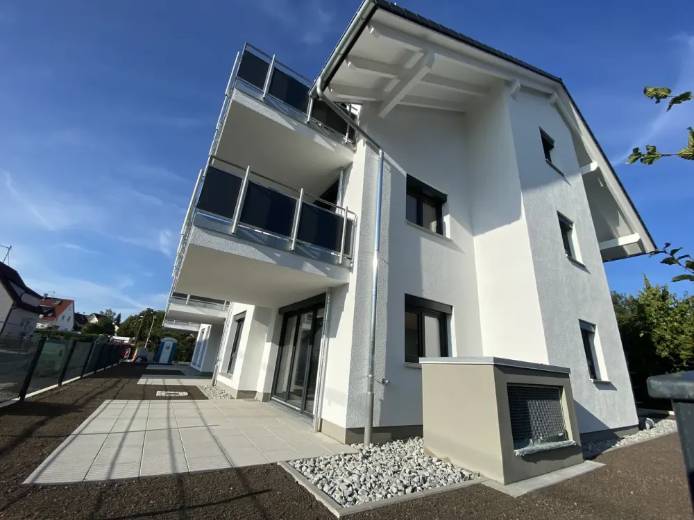 Neubau 2023: Helle 3-Zimmer-Wohnung mit EBK, Terrasse und Garten in Süd-West-Lage