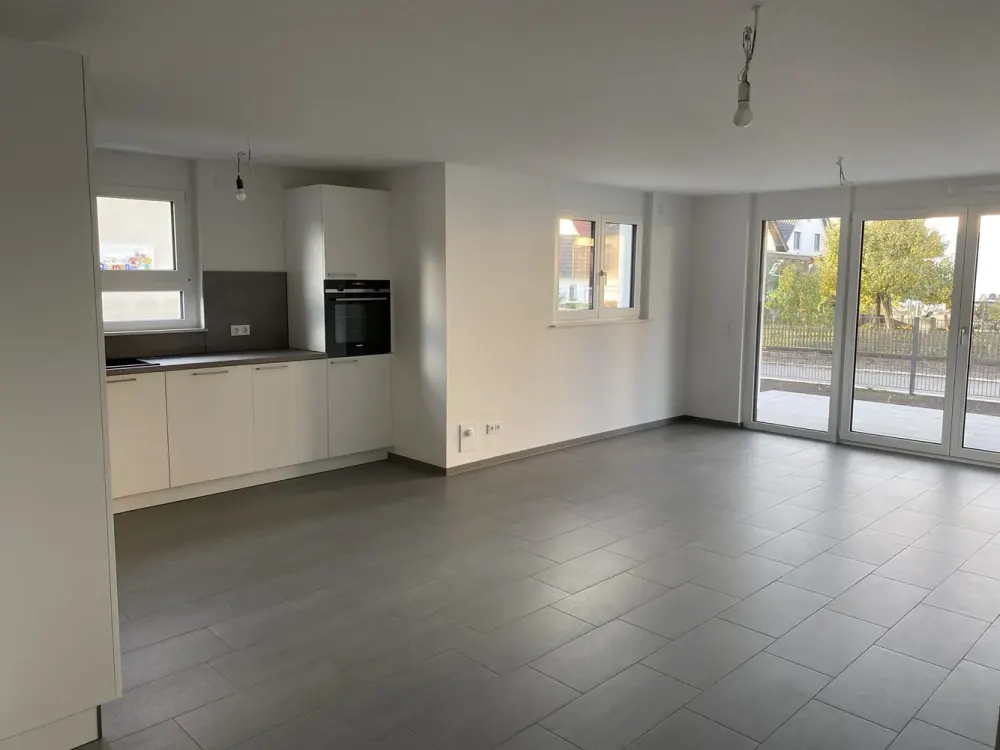 Neubau 2023: Helle 3-Zimmer-Wohnung mit EBK, Terrasse und Garten in Süd-West-Lage