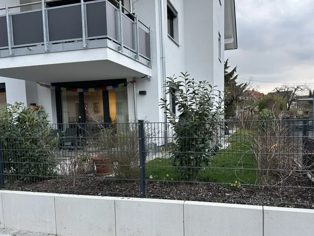 Neubau 2023: Helle 3-Zimmer-Wohnung mit EBK, Terrasse und Garten in Süd-West-Lage