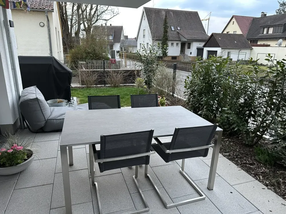 Neubau 2023: Helle 3-Zimmer-Wohnung mit EBK, Terrasse und Garten in Süd-West-Lage