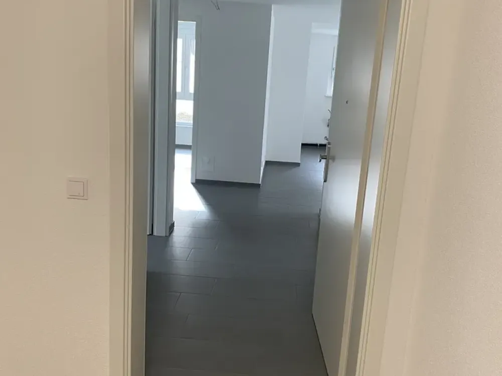 Neubau 2023: Helle 3-Zimmer-Wohnung mit EBK, Terrasse und Garten in Süd-West-Lage