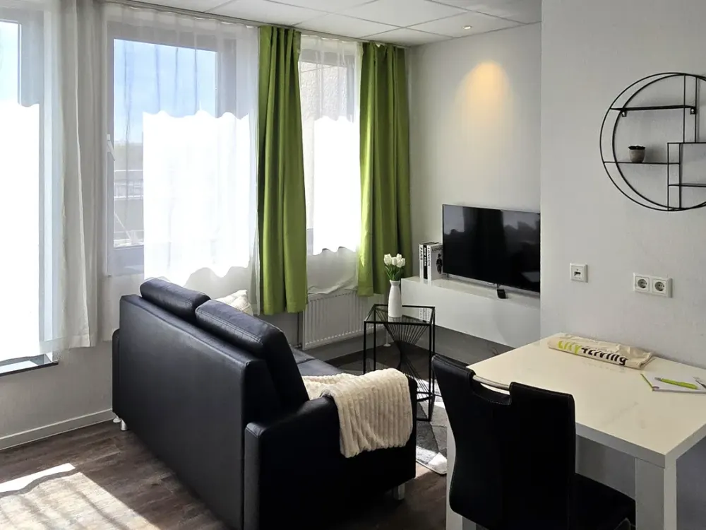 Schicke 1-Zimmer-Penthouse-Wohnung, voll ausgestattet, zentral in Niederrad