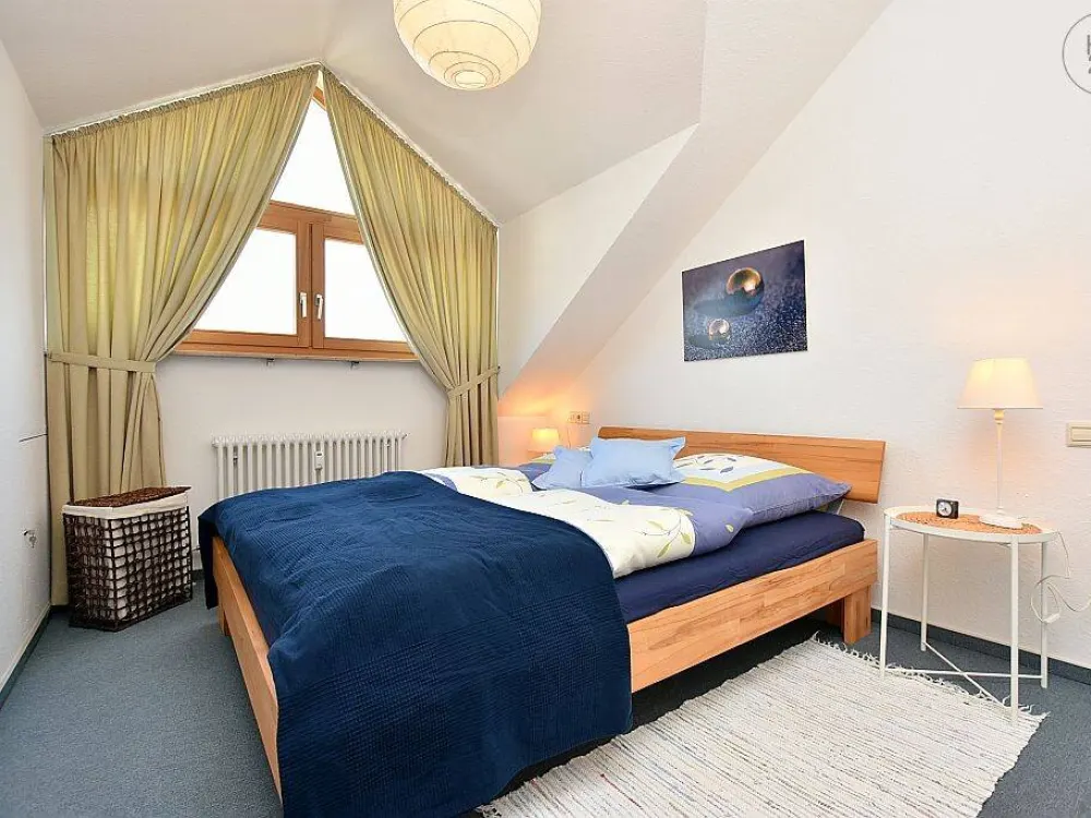Charmante möblierte DG-Wohnung mit Internet und TG-Stellplatz in Stuttgart Birkach